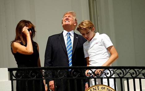 Yhdysvaltain presidentti Donald Trump ihaili vaimonsa Melanian ja poikansa Barronin kanssa auringonpimennystä maanantaina Washingtonissa Yhdysvalloissa.
