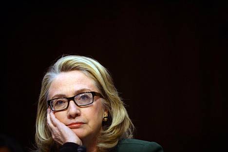 Yhdysvaltain entinen ulkoministeri Hillary Clinton kirjoittaa poliittisen trillerin, jonka päähenkilö on juuri tehtävässään aloittanut ulkoministeri. Kuvassa Clinton Yhdysvaltain ulkoministerinä tammikuussa vuonna 2013, kun hän oli senaatin komitean kuultavana niin sanotussa Benghazi-tapauksessa.