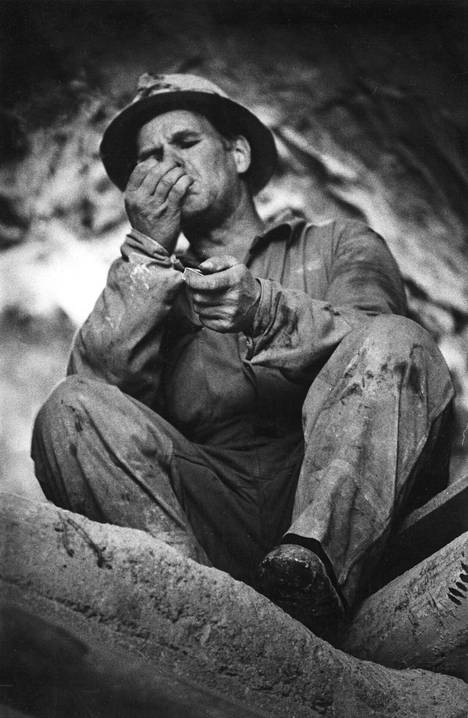 Tupakkatauko tulee kaivosmiehelle olosuhteitten pakosta. Nyt on murskaamossa tukkeuma eikä kalkkikiveä voi enempää vetää lastausaukolle.