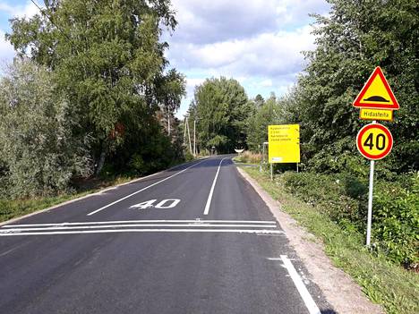 Tässä kuvassa on Hattulassa sijaitseva Sattulantie, joka muutettiin uudenlaiseksi kylätieksi vuonna 2018. Vastaavantyyppinen tie tulee nyt Espoon ja Vantaan rajalle.