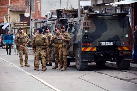 Nato-johtoisen KFOR-operaation sotilaat partioivat Kosovon Mitrovicassa 29.joulukuuta.