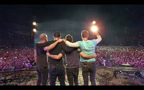 Coldplay yleisön edessä. Kuva dokumentista.
