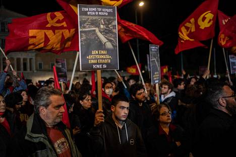 Kreikan kommunistisen puolueen kannattajat osallistuivat mielenosoituksiin lauantaina.