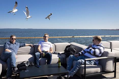 Ralph Krogius (left) Niclas Ståhlberg and Markku Nummelin had arrived to enjoy the summer day on Löyly's terrace.