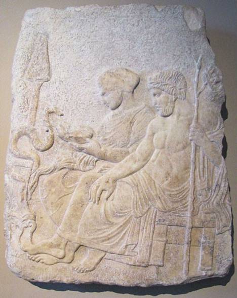Parantajajumala Asklepios ja terveyden jumalatar Hygieia. Käärme, jota Hygieia ruokkii, symboloi uudistumiskykyä, parantumista. Hautareliefi 400-luvulta eaa. Pohjois-Kreikasta