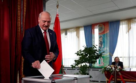 Valko-Venäjän presidentti Aljaksandr Lukašenka äänesti maansa parlamenttivaaleissa marraskuussa 2019.