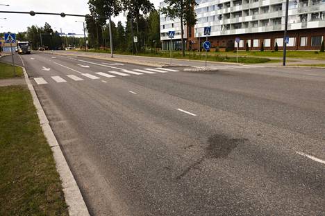 At the Myyrmäki hall, the children turned left across the road along the crosswalk, when they were hit by a car traveling in the direction of Martinlaakso.