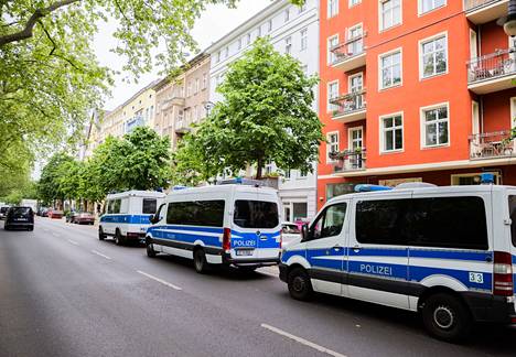 Poliisit tekivät kotietsintöjä ympäristöaktivistien koteihin Berliinissä keskiviikkona. 