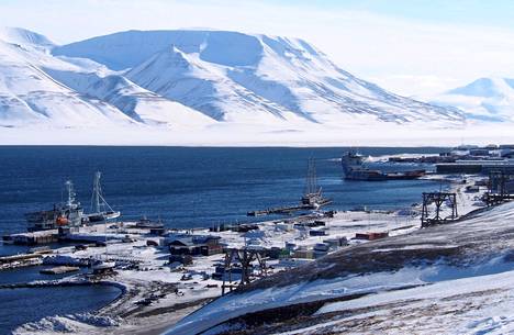 Norjalle kuuluvat Huippuvuoret sijaitsevat Pohjoisella jäämerellä. Kuva Longyearbyenin satamasta.