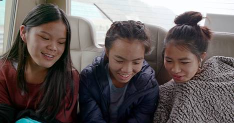 Lily, Chloe ja Sadie matkustavat Kiinaan muun muassa vieraillakseen paikoilla, joista heidät löydettiin.