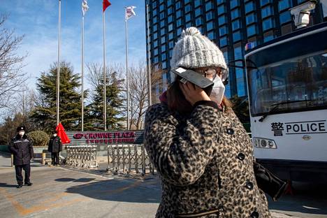 Vartija hääti helmikuussa Mari Mannisen pois paikasta, jossa hän olisi halunnut jututtaa kollegaa. Vartijat puuttuvat usein toimittajan työhön Pekingin kaduilla.