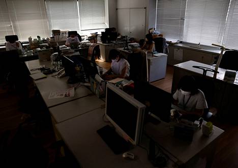 Tokiolainen toimisto on valaistu himmeästi sähkön säästämiseksi päiväsaikaan, kun Japanin hallitus varoittaa mahdollisesta sähkön romahtamisesta.
