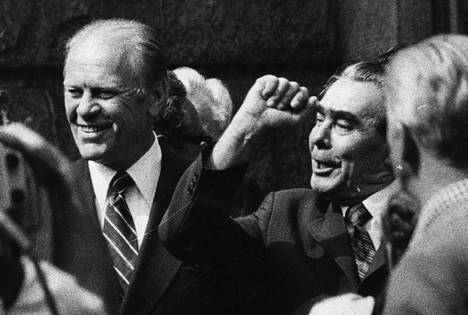 Yhdysvaltain presidentti Gerald Ford ja Neuvostoliiton johtaja Leonid Brežnev Helsingin hengessä vuonna 1975.