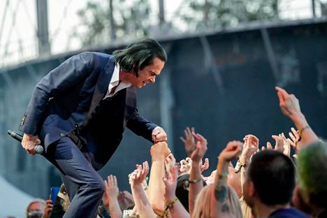Nick Cave esiintyi Flow-festivaaleilla Helsingissä elokuussa 2022. 