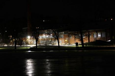 Hämeentie 161:n ja Koskipuiston valaistukset heijastuivat öisestä ja jäisestä Vanhankaupunginkoskesta tammikuun puolivälissä. 