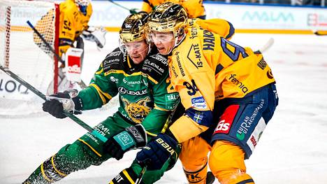 Anrei Hakulinen (oik.) osui Ilveksen verkkoon ja otti jälleen SM-liigan pistepörssin kärkipaikan haltuunsa.