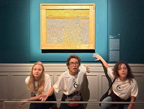 Last Generation -liikkeen ilmastoaktivistit heittivät perjantaina 4. marraskuuta hernekeittoa Vincent van Goghin Kylväjä-maalauksen päälle Palazzo Bonapartessa Roomassa.