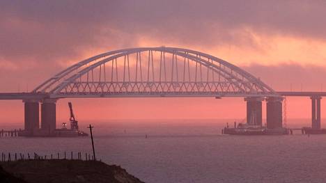 Liikenne Kertšinsalmessa avattiin uudestaan maanantaina aamupäivällä. Sunnuntaina venäläiset sulkivat liikenteen ajamalla säiliöaluksen poikittain väylälle Krimin sillaksi ristityn uuden sillan alle.