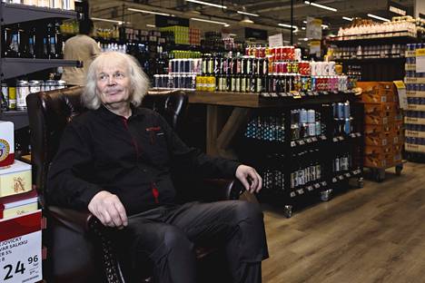 Olutosastolla on Kupittaan Citymarketin entisen kauppiaan Lasse Aaltosen vanha tuoli. Siinä saavat istua asiakkaatkin.