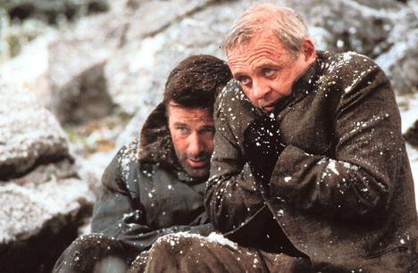 Charles (Anthony Hopkins, oik.) ja Robert (Alec Baldwin) joutuvat Alaskan erämaihin.