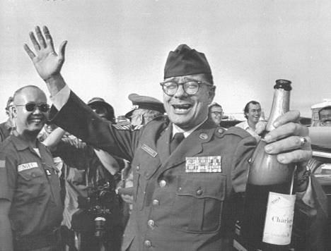Amerikkalainen ylivääpeli Vincent Jacobucci tyhjensi vietnamilaisten sotapoliisien kanssa pullon samppanjaa ennen kuin astui lentokoneeseen. Hän lähti Etelä-Vietnamista viimeisen amerikkalaisen joukko-osaston mukana.