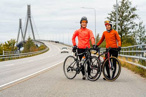 Hanna Alavillamo pyöräilemässä kaverinsa Hannele Aution kanssa. Kuvassa kaksikko on Suomen pisimmällä sillalla, Raippaluodon sillalla. 