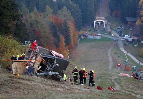 Pelastushenkilöstö tutki pudonnutta köysiratahyttiä Liberecin lähistöllä sunnuntaina.