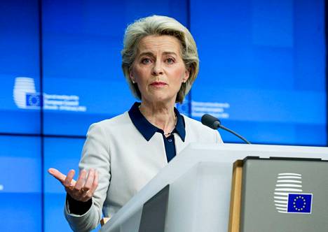 EU:n komission puheenjohtaja Ursula von der Leyen tiedotustilaisuudessa perjantaina.