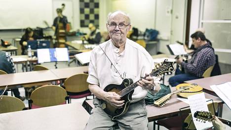 Heikki Lahti, 83, on se todellinen mandoliinimies – Mestaripelimanni tunnetaan mestarillisesta mandoliinin- ja suunsoitosta