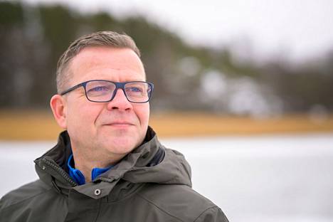 Kokoomuksen puheenjohtaja Petteri Orpo kotimaisemissaan Turun Uittamolla maanantaina.