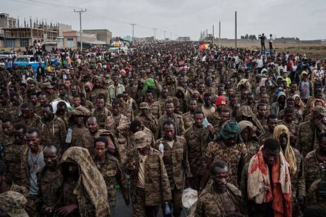 Vangittuja Etiopian sotilaita Tigrayn alueen pääkaupungin Mekelen kaduilla heinäkuussa. 