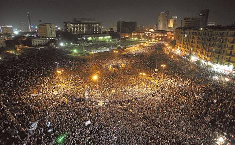 Tuhannet mielenosoittajat kokoontuivat lauantai-iltana Tahririn aukiolle Kairossa. Väenpaljous muistutti osallistujia vuoden takaisista jättiprotesteista, ja monet riemuitsivat vallankumoushengen uudelleen heräämisestä. Mielenosoittajien joukkoon liittyi myöhään lauantaina myös Muslimiveljeskunnan presidenttiehdokas Mohamed Mursi.