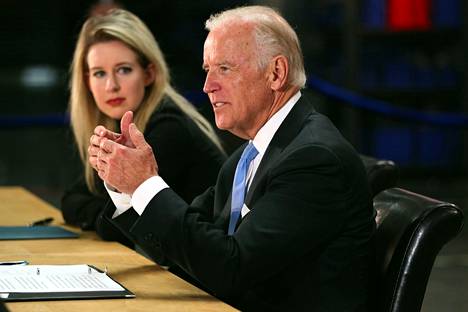 Tuolloin varapresidenttinä toiminut Joe Biden vieraili Theranosin tuotantotiloissa kesällä 2015. Samana vuonna yhtiön ongelmat alkoivat tupsahdella päivänvaloon.