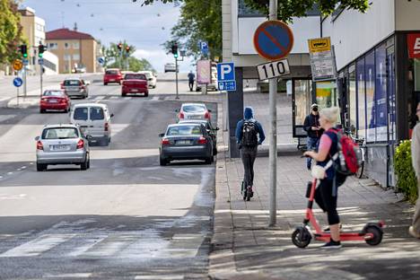 Sähköpotkulautaa kuljettanut 23-vuotias nainen menehtyi törmätessään linja-auton kanssa Uudenmaankadun ja Hämeenkadun risteyksessä Turussa keskiviikkona. 