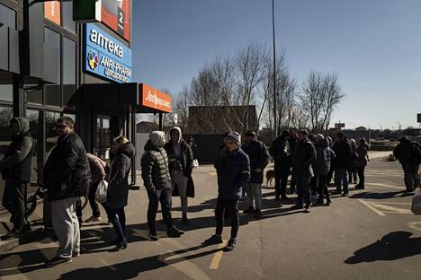 Long queues accumulate in front of the still open Kiev shops.