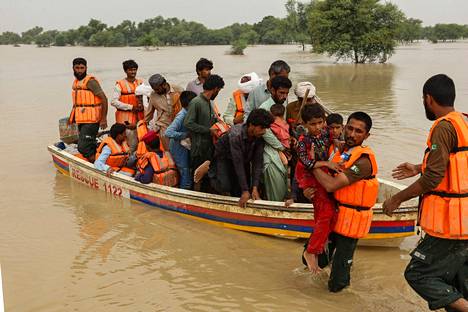 Pelastustyöntekijöitä auttoivat ihmisiä Rajanpurin alueella Punjabissa. Monsuunisateet ja tulvat ovat vaikuttaneet noin 33 miljoonan ihmiseen Pakistanissa. 