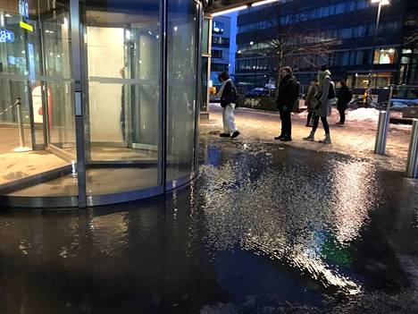 There was water in front of the revolving door of Sanomatalo on Elielinaukio on Tuesday morning.