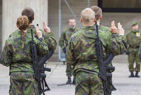 Varusmiesten valatilaisuus Kainuun prikaatissa Hoikankankaalla 15. toukokuuta 2015.