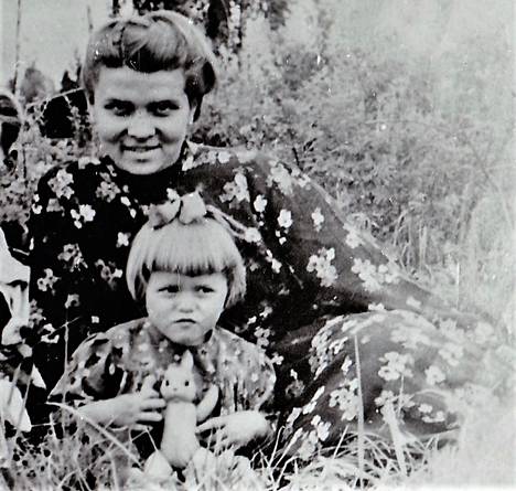 Kirjailija Māra Zālīte syntyi Siperiassa talvella 1952. Hänen suomennetut romaaninsa Viisi sormea ja Paratiisilinnut kertovat Siperiasta Neuvosto-Latviaan muuttavan tytön elämästä, ensin 5- ja sitten 10-vuotiaana. – Kuvassa tuleva kirjailija äitinsä kanssa.