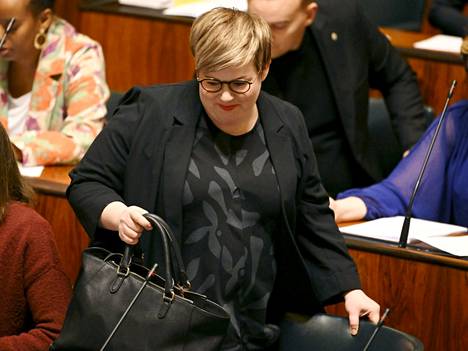 Valtiovarainministeri Annika Saarikon terhakoitunut ote on heijastunut keskustan näkyvyyteen, mutta ei puolueen kannatukseen.