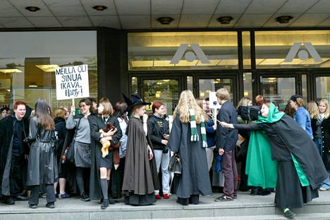 Potter-maniaa vuonna 2003: Fanit olivat nukkuneet kirjakaupan edessä saadakseen uuden Potter-kirjan mahdollisimman pian ilmestymisen jälkeen.