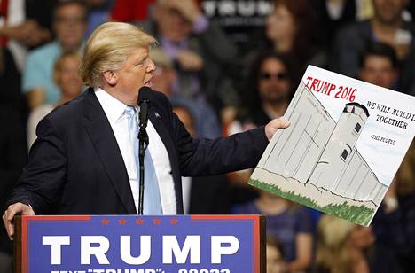 Donald Trump esitteli vaalikampanjatilaisuudessa muurisuunnitelmaansa Fayettevillessä maaliskuussa 2016.