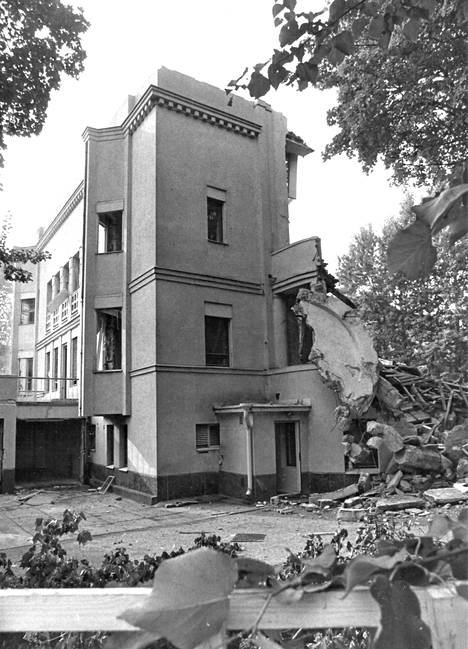 Villa Baumgartnerin purkamista Helsingistä suurlähetystön laajennuksen tieltä paheksuu Englannin johtava arkkitehtuurilehti Architectural Review.