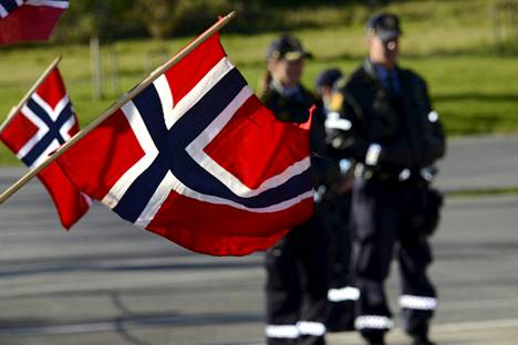 Viime 12 vuoden aikana vain kaksi ihmistä on kuollut norjalaispoliisien luoteihin. Norjalaispoliisit seisoivat Oslon lentokentällä.
