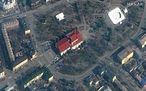 Punakattoisen Mariupolin draamateatterin molemmin puolin oli kirjoitettu maahan venäjäksi sana ”deti”, joka tarkoittaa lapsia. Kaksi päivää kuvan ottamisen jälkeen Venäjä pommitti rakennusta.