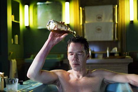 Patrick Melrose (Benedict Cumberbatch) saa helpotusta pahaan oloonsa vain heroiinista, eikä sekään aina riitä.