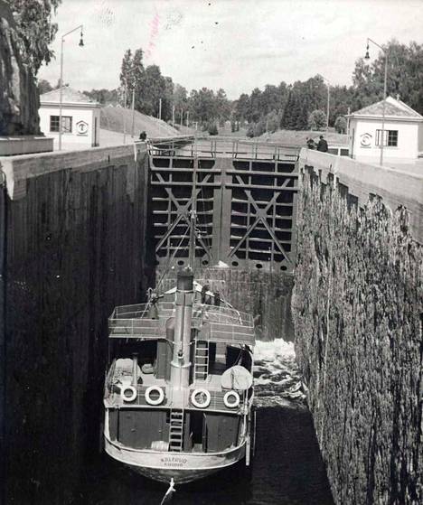 The ship was locked in Mälkää in 1933. The drop in Mälkiaä lock is the largest in the canal.