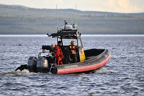 Pelastuspartio maanantaina Siljanilla, jossa järveen syöksyneen koneen toista matkustajaa etsittiin.