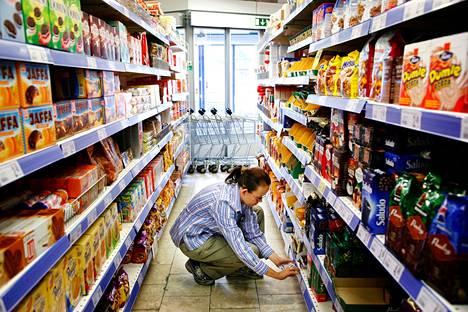 Suomalainen ruokakauppa vuonna 2008, jolloin ”shrinkflaatio”-sanaa ei vielä tunnettu. Kuvan myymälä on Helsingin Porvoonkadulla sijainnut Siwa, ja tuotteita oli hinnoittelemassa myymäläpäällikkö Anu Utriainen.
