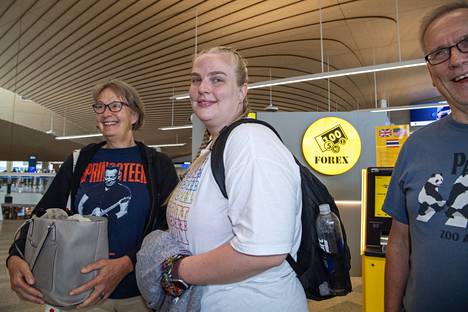 Sonja Rahkonen (in the middle) carried an empty drinking bottle with her. Parents Pirjo Jakama-Rahkonen and Lasse Rahkonen were escorting their daughter on the flight.